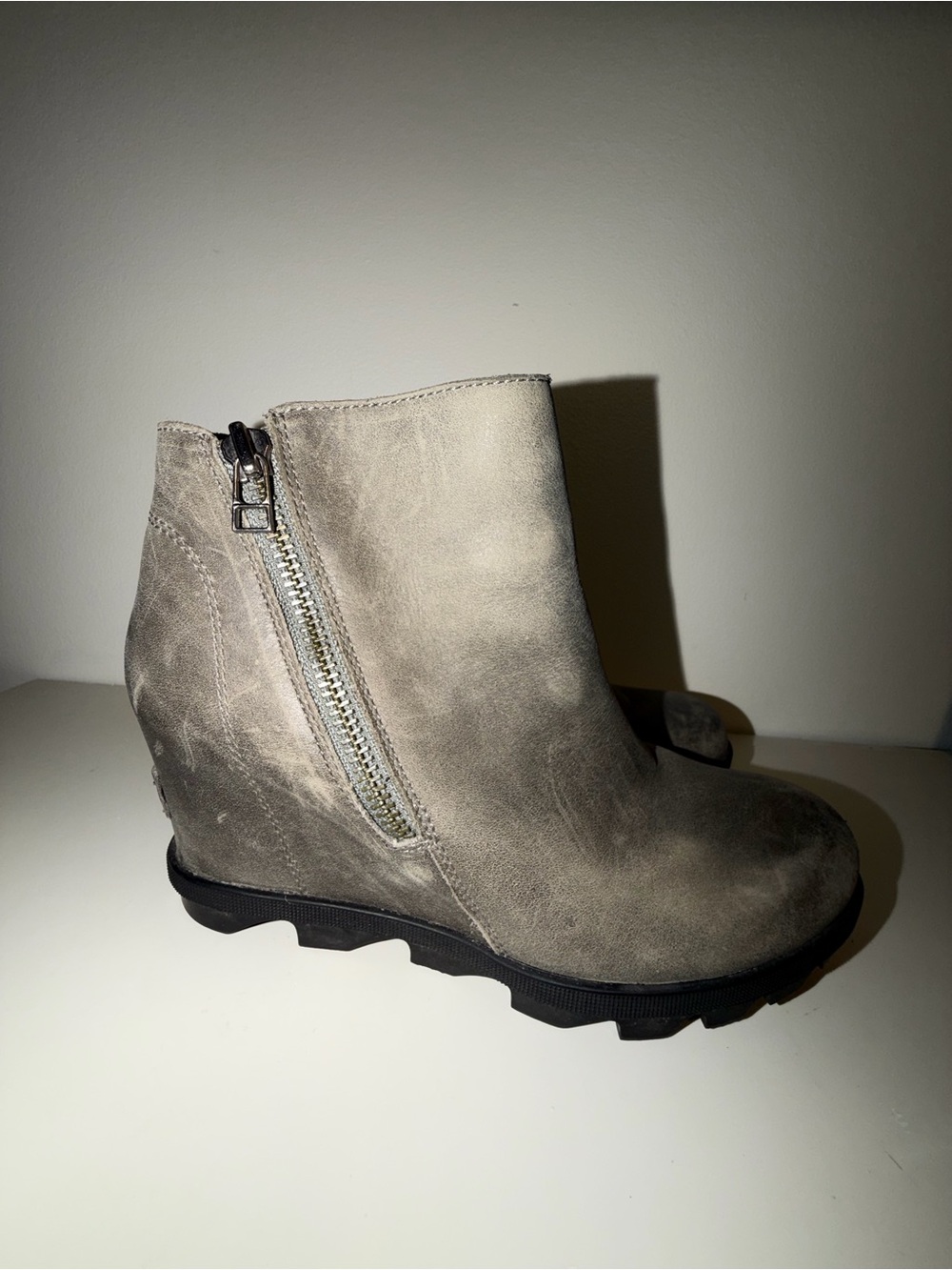 Sorel Joan of Arctic Wedge II Zip Gray Distressed Leather Booties Sz 8.5